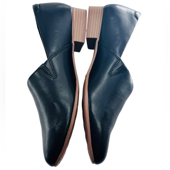 Clarks Black Leather Loafers Sleek Minimalist Design Like New No Box - Picture 5 of 9